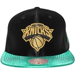 Mitchell & Ness NBA Gold Patricks Day Snapback - New York Knicks